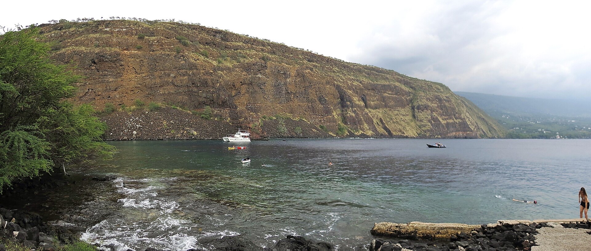 Kealakekua Bay on the Kona coast with its cliff, clear water and a boat at anchor